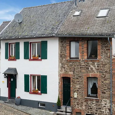 Modern In Reifferscheid With Garden